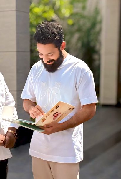 iamjavid111's tweet photo. When we met Tarak anna in last month
Little conversation about his lean look

We said (in Funny way) :
ఇంత సన్నగా అయిపోయారు ఏంటన్న,కొంచెం లావు అవ్వండి

He said : సినిమా వచ్చాక మాట్లాడు 😎

That confidence literally goosebumps 🔥something is cooking about his role

#NTRNeel https://t.co/QGUqx300Yj