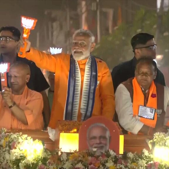 This man is born with automatic camera detection technology.