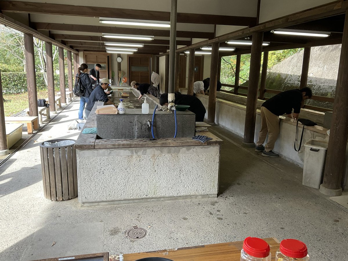 天平ろまん館の砂金採り体験所では、連休中多くの方に砂金採りを楽しんでいただきました✨
水に手を入れて金色に輝く砂金を見つけた瞬間の笑顔が印象的でした！
#涌谷町 #天平ろまん館 #砂金採り体験 #家族でおでかけ