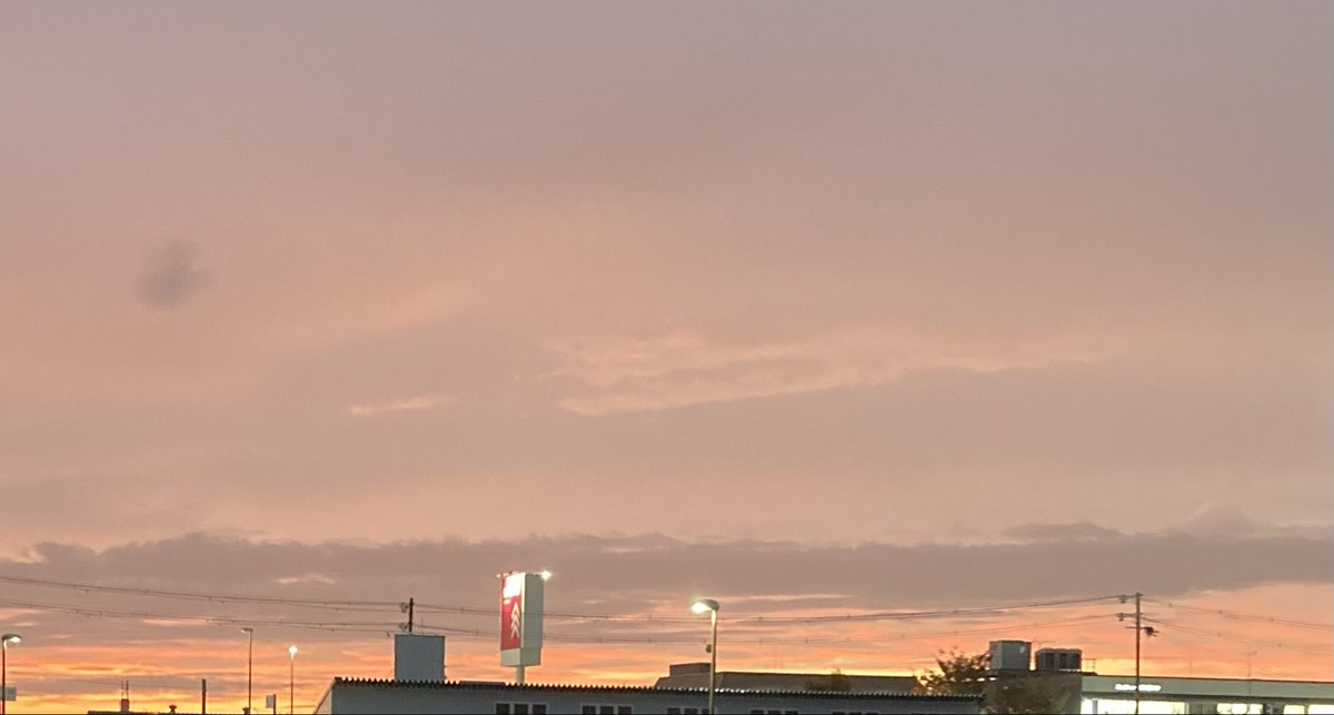 Solcuore_noko's tweet photo. やっぱり青空が1番✨

先程帰り道
雨が降ってるのに
「オレンジ色の空」って
不思議な感じでした⁉️

#空模様 https://t.co/WAMQtIPoF6