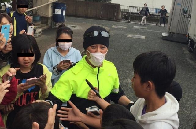 Ysxyf05DCl33391's tweet image. 熊本に炊き出しに来てくれた時、ちょうどSMAP解散騒動と丸かぶりの時期でもあって中居くんは別の被災者に「今、貴方も大変な時期よね？そんな時にありがとう😢」と声掛けもされてたよ。

その後ろから俺も中居くんに「そうなんだよ！中居さん。本当にありがとうございます！😭」と言った記憶がある。