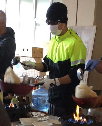 Ysxyf05DCl33391's tweet image. 熊本に炊き出しに来てくれた時、ちょうどSMAP解散騒動と丸かぶりの時期でもあって中居くんは別の被災者に「今、貴方も大変な時期よね？そんな時にありがとう😢」と声掛けもされてたよ。

その後ろから俺も中居くんに「そうなんだよ！中居さん。本当にありがとうございます！😭」と言った記憶がある。