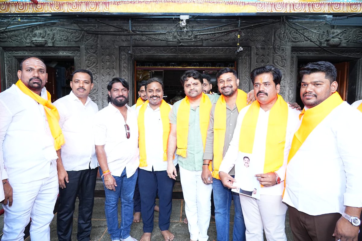 mavinahali's tweet photo. ನಮ್ಮ ಹೆಮ್ಮೆಯ ನಾಯಕರಾದ ಶ್ರೀ @BYVijayendra ಅವರ ಜನ್ಮದಿನದ ಅಂಗವಾಗಿ, ಬೆಂಗಳೂರಿನ ಅಧಿದೇವತೆ ಶ್ರೀ “ಅಣ್ಣಮ್ಮ ದೇವಿ”ಸನ್ನಿಧಿಯಲ್ಲಿ ಪಕ್ಷದ ಕಾರ್ಯಕರ್ತರು ಹಾಗೂ ನಲ್ಮೆಯ ಸಹೋದರರೊಂದಿಗೆ ಆರೋಗ್ಯ, ದೀರ್ಘಾಯುಷ್ಯ ಮತ್ತು ಯಶಸ್ಸಿಗಾಗಿ ವಿಶೇಷ ಪೂಜೆ ಸಲ್ಲಿಸಿ, ಅನ್ನಸಂತರ್ಪಣೆ ನಡೆಸಲಾಯಿತು.
#HappyBirthdayBYV #HappyBirthdayVijayendra https://t.co/uS7EwsGM0N