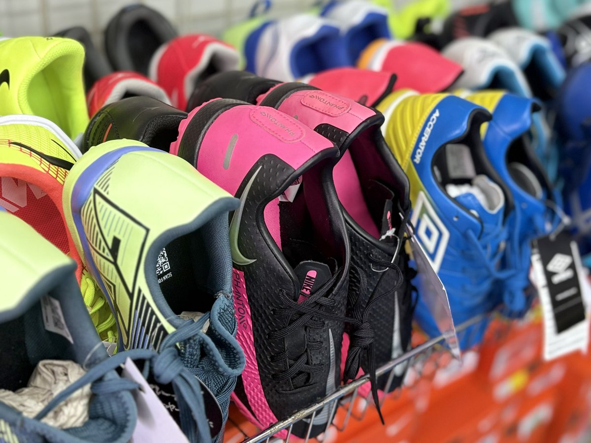 t_machida_fb's tweet image. ＼&quot;JR&quot;ラスト1足コーナー👟／

残り1足となったジュニアサイズをまとめたコーナーが完成✨
人気のスパイク・トレシューを特別価格で販売中です⚽️

成長期の今だからこそ、お買い得に&quot;次の一足&quot;を👧🏻🍀

#ときわスポーツ #スポーツショップ #町田 #相模原