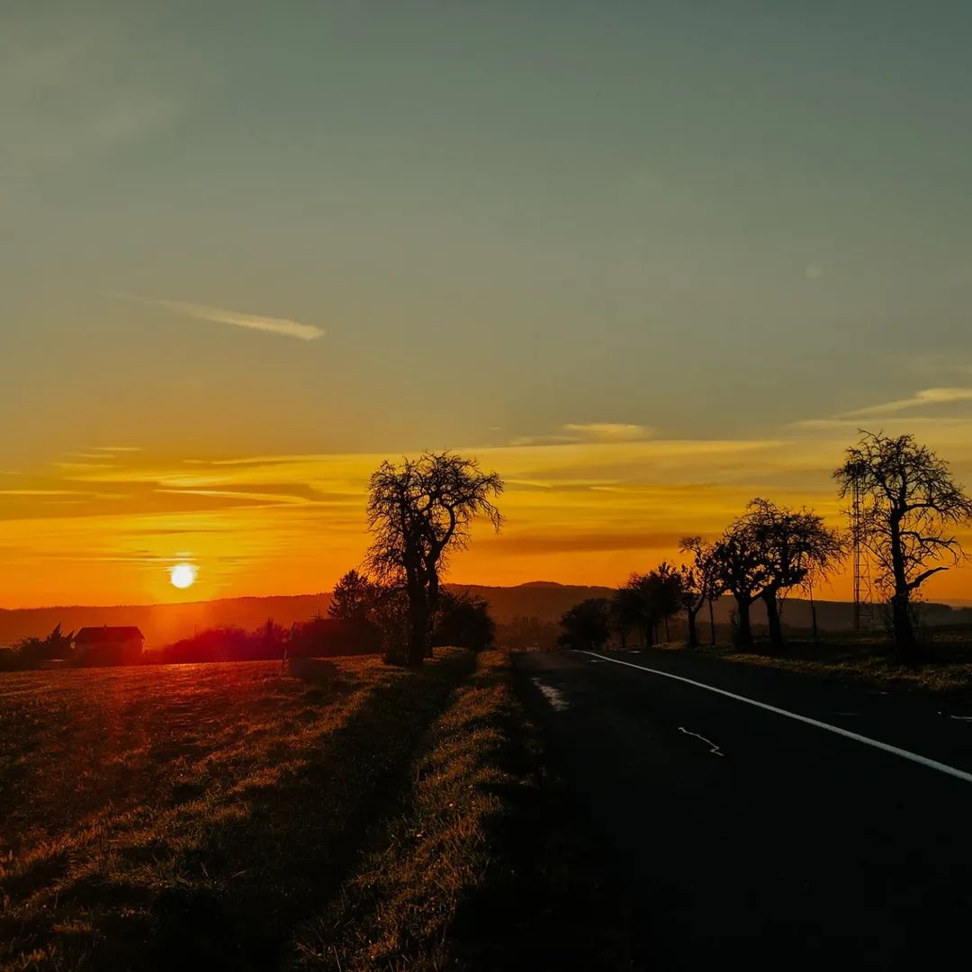 pkuler's tweet photo. Podzim/Autumn
.
#sky #horizon #nature #sunset #road #branch #naturallandscape #fall #autumn #stipa #zlin https://t.co/aNv4XyTfKf