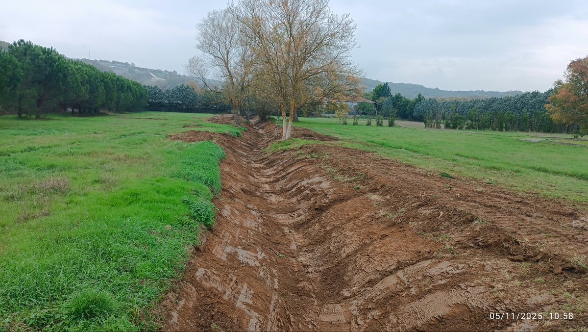 Beykoz İlçesi; Riva Deresinin İshaklı köyü içerisinden geçen dere ve kılçık kollarında kış mevsiminde oluşabilecek sel ve taşkın riskini önlemek amacıyla yaptığımız periyodik  dere temizlik ve şevlendirme çalışmalarımız devam etmektedir.