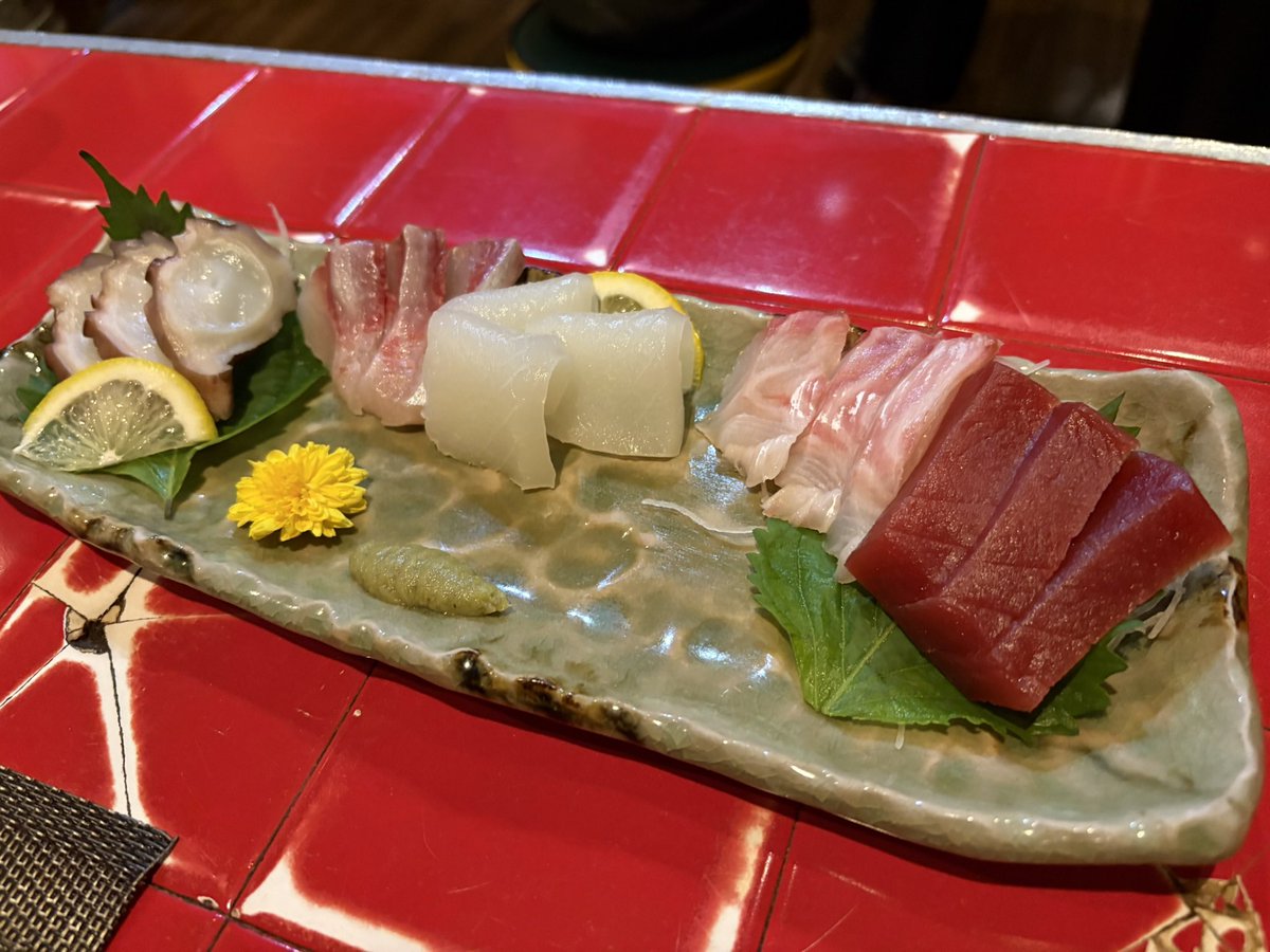 osamunchu's tweet image. おつかれんちゅ😆🙌
高円寺にある奄美大島の料理屋さん『Tege Tege』さん☀️
地元でよく食べてたマグロのお刺身（シビ）、アオサの天ぷら、豚みそ、給食にもよく出て来た奄美大島の郷土料理の『鶏飯〜ケイハン』大好ぶちゅ😚
#ひなたぼっこ #おさむんちゅ #奄美大島 #島 #出身 #郷土料理 #地元飯 #鶏飯