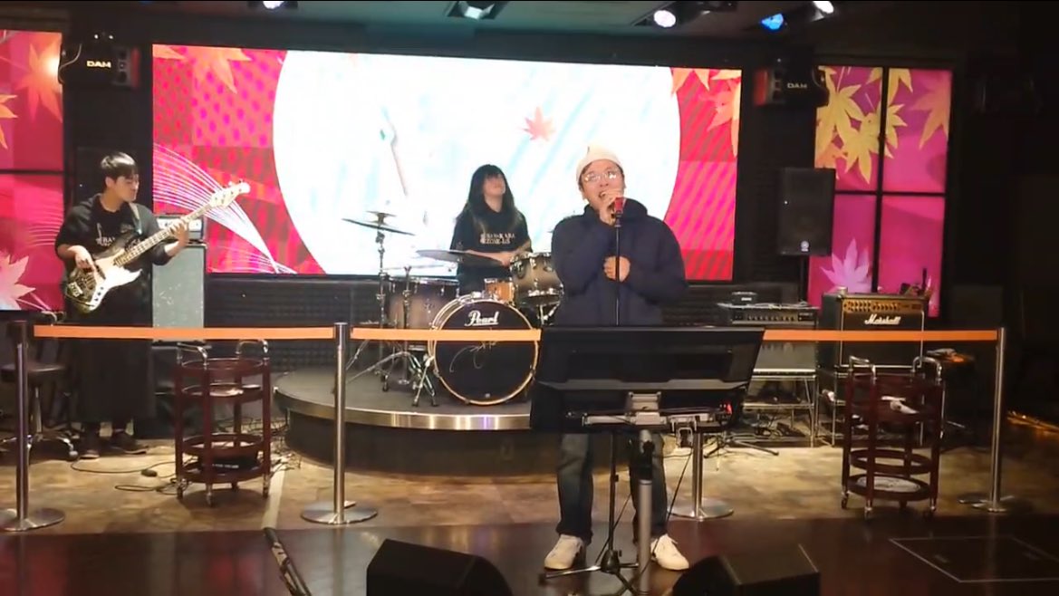 【速報】
まるにぃバンドデビュー

#嘘です
#生バンドカラオケが気持ち良すぎました