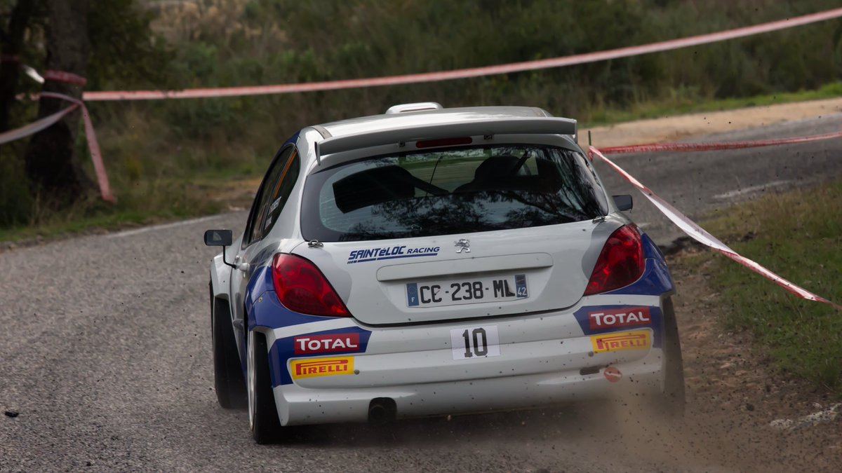 Ah cette année la au Var avec un grand monsieur au volant de cette 207 Super 2000 volante. Allé encore une dernière… 
#Rallye #Rally #CDF #CedricRobert #Bob