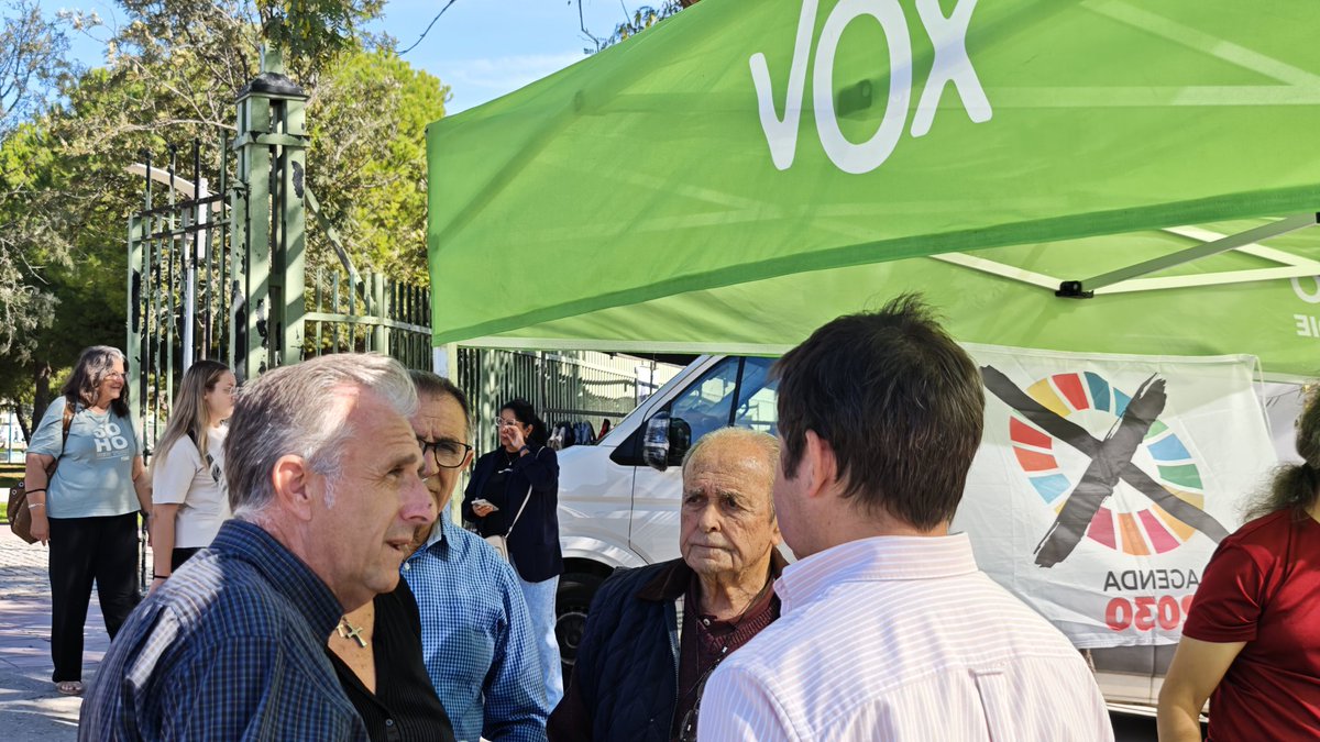 voxelpuertosm's tweet image. 📣 Este martes VOX El Puerto ha estado en la calle con nuestra mesa informativa, escuchando a los portuenses y compartiendo nuestras propuestas. 

💚 Gracias a nuestros voluntarios por su compromiso y trabajo incansable.

📆 El martes que viene repetimos. 🇪🇸

¡Te esperamos!
