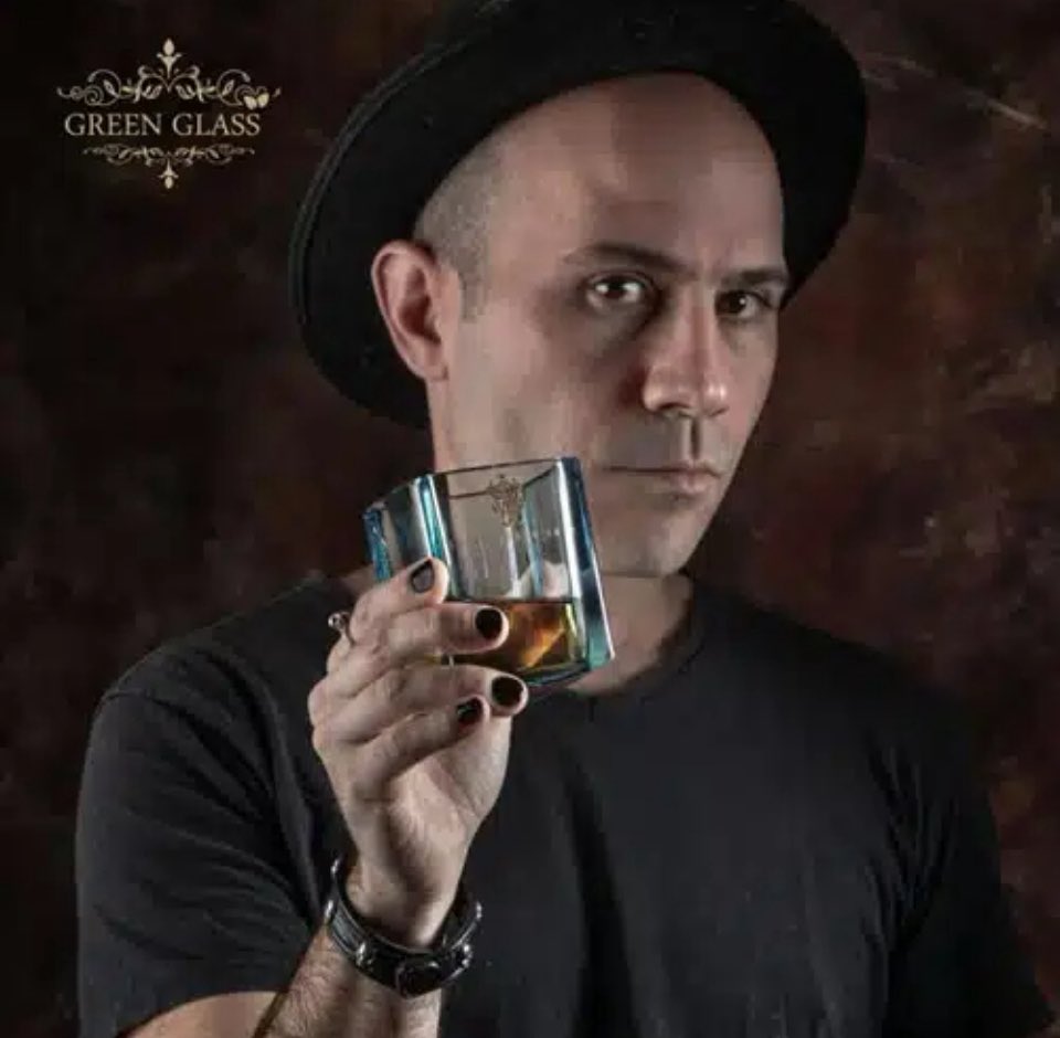 GreenGlassAR's tweet photo. Cristalería de whisky sustentable creada con botellas de whisky recicladas por el Artist en vidrio LANCHI @lanchi78 👉 Nota de Green Glass en el medio CUCHINARE https://t.co/HmyrsdvRoC https://t.co/zYDaFLTmeM