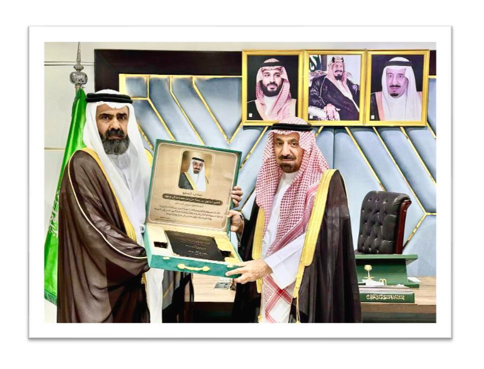 حفظ الله والدي سمو الأمير جلوي بن عبدالعزيز بن مساعد آل سعود، أمير منطقة نجران، ووالدي الدكتور عبدالرحمن آل فطيح، الذي يظهر في الصورة وهو يُهدي سمو الأمير نسخة من رسالته للدكتوراه #نجران