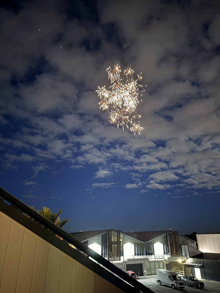 今日はガイフォークスディで
年に一度だけ花火🎆をバンバン
打ち上げて良い日
デッキからあちこちで花火🎇が見える
満月🌕と重なって何だか気分が忙しい💨

#GuyFawkesDay #満月 #nz #ニュージーランド