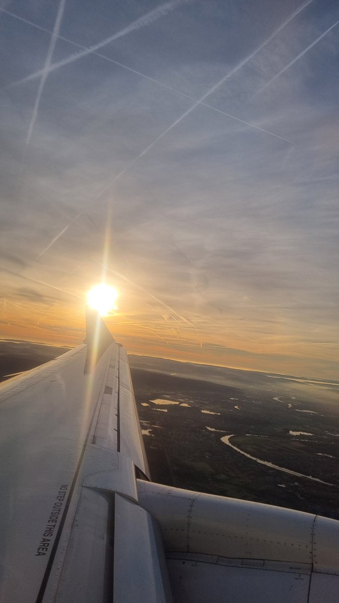 SamaMSCH's tweet image. وين ما بروح 
باخد شمسي معي😍
#letsgo✈️ 
نهاركن سعيد