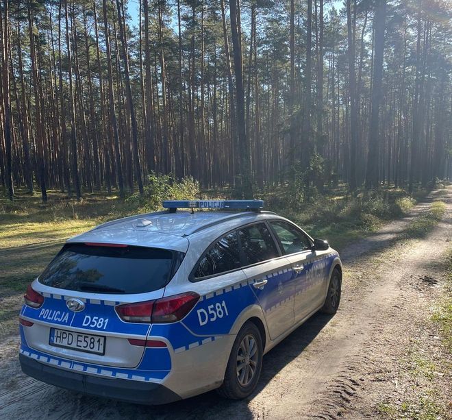 PolicjaBilgoraj's tweet photo. 🚨Szczęśliwie zakończyły się poszukiwania 6️⃣0️⃣ – latka, który oddalił się z placówki medycznej. Został odnaleziony w nocy w lesie w okolicach miejscowości Nadrzecze. Wychłodzony został przekazany pod opiekę lekarzy.
https://t.co/7Sf2akgwsM
#PSP Biłgoraj
#STORAT Rzeszów https://t.co/UYLIMLdboO