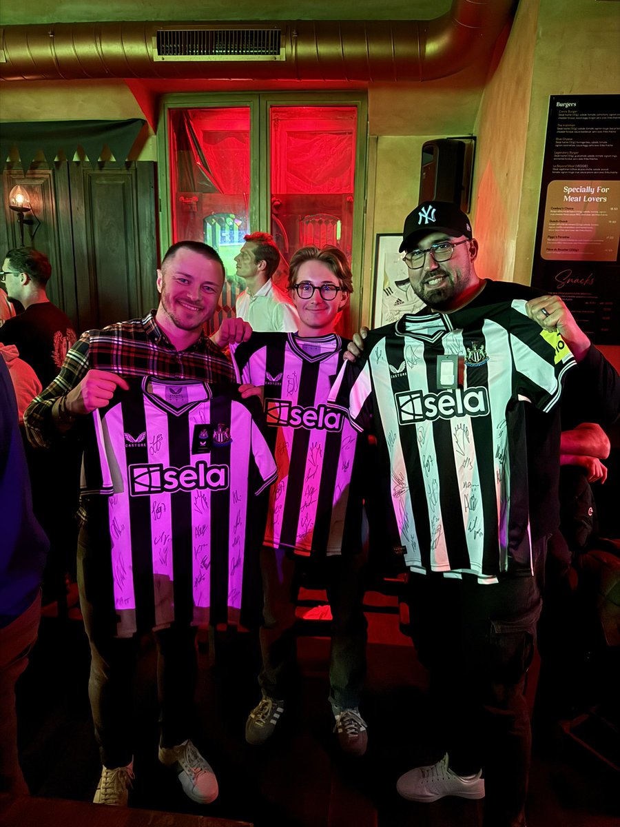 Encore une soirée incroyable organisée par l’équipe <a href="/Sorare/">Sorare</a> 🤝✨
Super moment de partage entre managers devant un match de dingue ⚽🔥

Et pour couronner le tout… on repart avec un magnifique maillot de Newcastle ! 🖤🤍🏆

Tellement kiffant 🙌