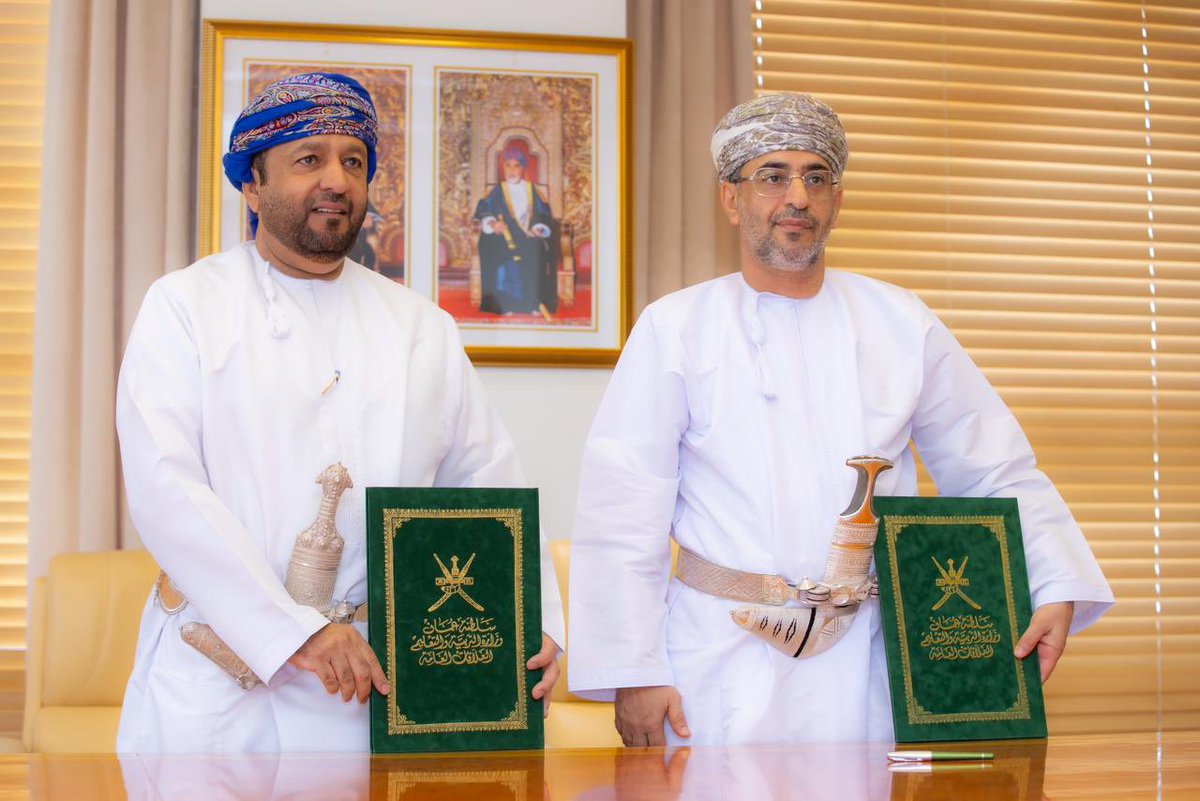 shabiba's tweet image. الاتحاد العُماني للكرة الطائرة | #يحدث_الآن 

توقيع مذكرة تفاهم بين الاتحاد العماني والاتحاد العماني للرياضة المدرسية.

 وقع المذكرة من جانب الاتحاد العماني للرياضة المدرسية سعادة الدكتور عبدالله بن خميس أمبوسعيدي وكيل الوزارة للتعليم ورئيس الاتحاد ومن جانب الاتحاد المهندس…