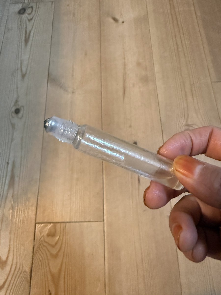 baseによくご質問いただく内容

情報が溢れる時代
あれもこれも試したくなるけれど
何を入れるかよりも本当は──
どう整えるかが大切です
私たちの体は導体
呼吸、感情、電磁波、香り──
すべてが周波数
だから体に取り入れるものは
物質でありながら振動でもある
現代人の多くが感じている空咳