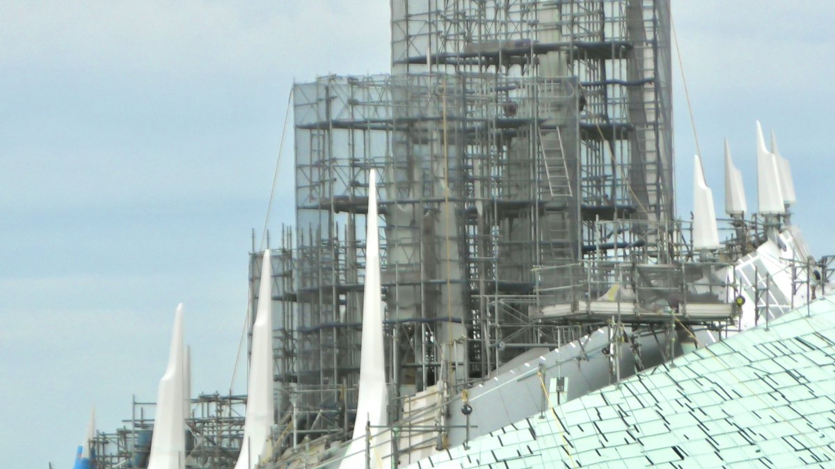 本日2025.11.5の
新スペースマウンテン：アースライズ
山頂部分の鉄骨に建材が追加！！
火口周辺だけでなく山頂部分もついに白い姿が見れるように！！
美しい🥰
 #TDR_now
 #TDR__now