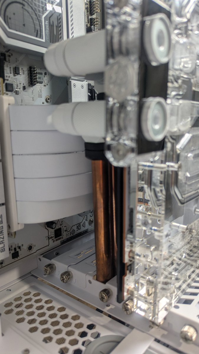 toru_mod_pc's tweet image. 10年以上まえに使った銅管の残り引っ張り出してきて配管テスト🫧
#本格水冷PC