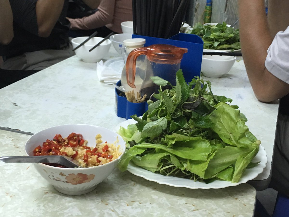 진짜 베트남의 근본 식탁. 고수“만”주는 것은 엄밀하게는 근본이 아니다 ㅋㅋㅋ

건대에 있는 베트남 식당을 갔는데, 고수 더 달라고 했더니 없다고 하더라. 왜냐하면 고수 대신 타이 바질 등 여러가지 허브를 써서.