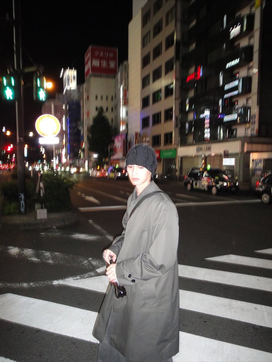 นี่นะคะ อันนี้คือออร่าพี่คนหล่ออินโตเกียว

Bright Vachirawit  
#bbrightvc <a href="/bbrightvc/">bright</a>