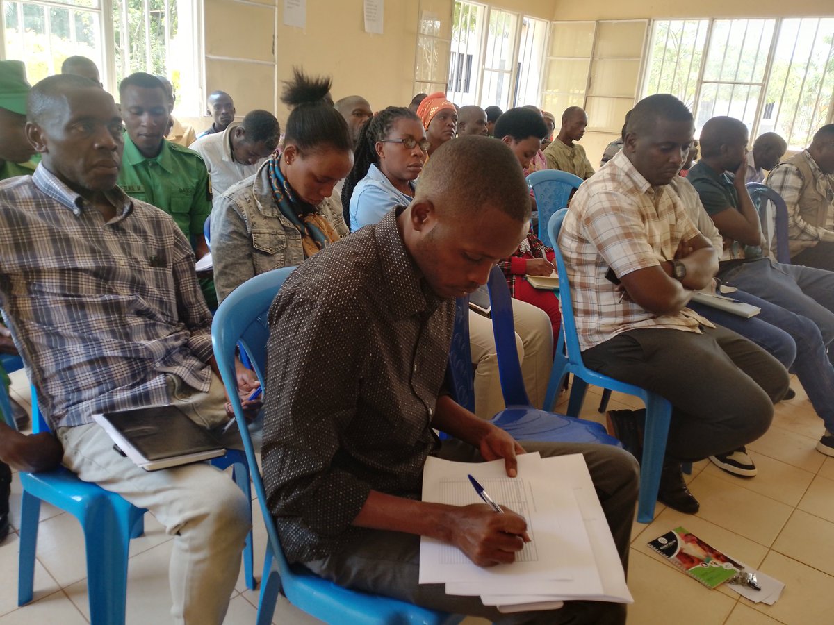 Muri iki gitondo muri Salle y'Umurenge wa <a href="/RweruBugesera/">Umurenge wa Rweru - Akarere ka Bugesera</a> hari kubera Inama y'Umutekano itaguye iri kureberahamwe  Ishusho y'Umutekano mu murenge, n'Umudugudu w'Icyitegererezo mu miyoborere mpinduramatwara kandi utarangwamo icyaha.
<a href="/BugeseraDistr/">Bugesera District</a> 
<a href="/RwandaEast/">𝐄𝐚𝐬𝐭𝐞𝐫𝐧 𝐏𝐫𝐨𝐯𝐢𝐧𝐜𝐞 | 𝐑𝐰𝐚𝐧𝐝𝐚</a>