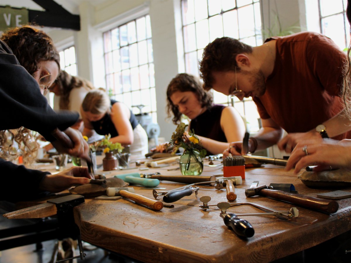 Quarterworkshop's tweet image. Our Open Make Nights are back on 10th and 17th November ✨
A relaxed evening in the studio where you can continue your jewellery projects, experiment with new ideas, or simply enjoy the making process alongside others.

#openmakenight #creativecommunity #makerspace #craftnight