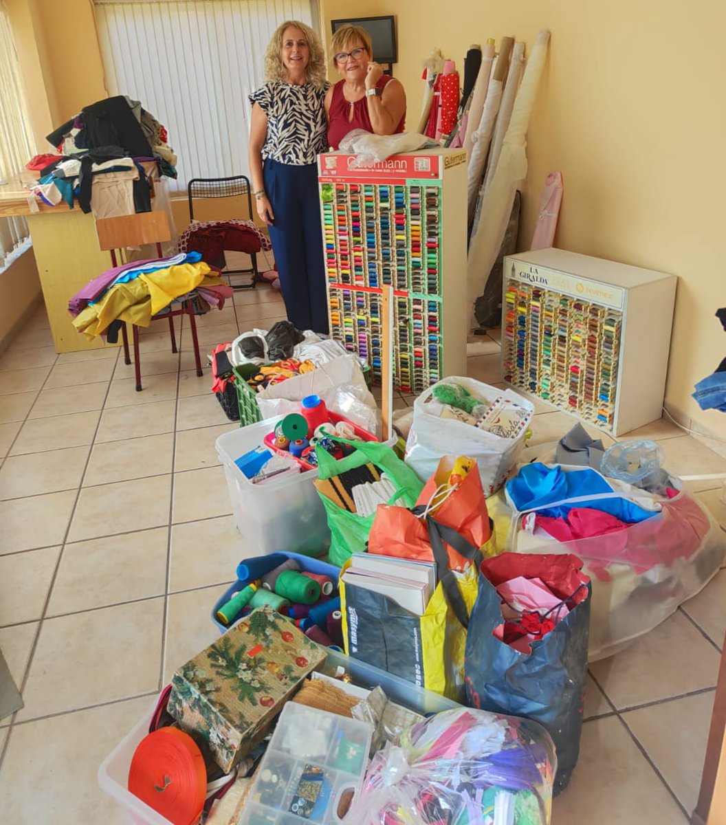 💙Agradecer a nuestra vecina María Garrido Lozano, más conocida como Mari "la modista", la incalculable donación de todo el material que tenía en su lugar de trabajo. Así, tras su jubilación, esta ha querido que el destino fuese el Taller de Costura de la Concejalía de Mayores.🪡