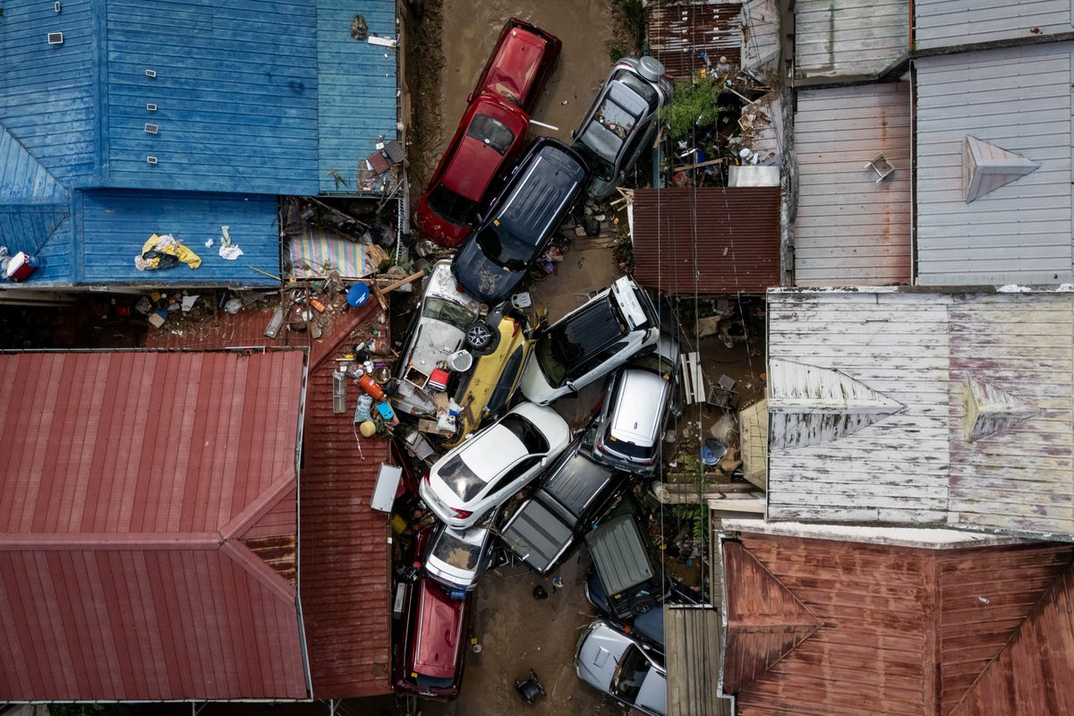 interaksyon's tweet photo. FLOOD-SWEPT CARS PILED UP IN CEBU

IN PHOTOS: Cars are piled up after being swept away by heavy flooding brought on by Typhoon #TinoPH in Bacayan, Cebu City, on November 5, 2025.

📸 Reuters/Eloisa Lopez 

WATCH: https://t.co/PlyFktvztP https://t.co/eUWUaE9yF8