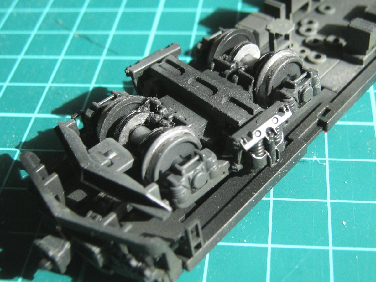 tentetu82's tweet image. #115系 #PULM ちょっと慌ただしくなってきて進行が遅れがちですが少しづつでも時間を確保して工作を継続しています。その方がストレスが溜まらず良い方向へ向かうので…
とりあえず床下の塗装と手すりの加工まで来ました。