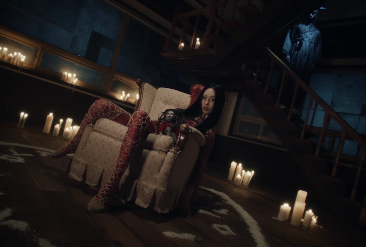 miyanepearl's tweet photo. This MV feels like stepping into a haunted circus mixed with a murder mystery 

#SUNMI #선미 
#HEART_MAID #CYNICAL https://t.co/F5cpmYS1uQ