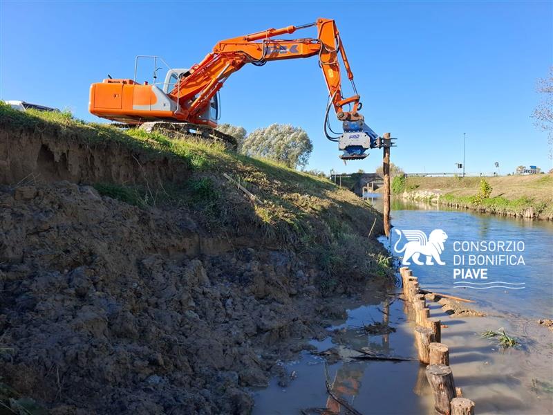 Intervento di sistemazione e ripresa frane lungo il canale Bidoggia, in località Busco, nel comune di Ponte di Piave, con infissione di pali e posa di rocce di protezione alla base dell'argine #sicurezzaidraulica #pontedipiave #consorzioPiave