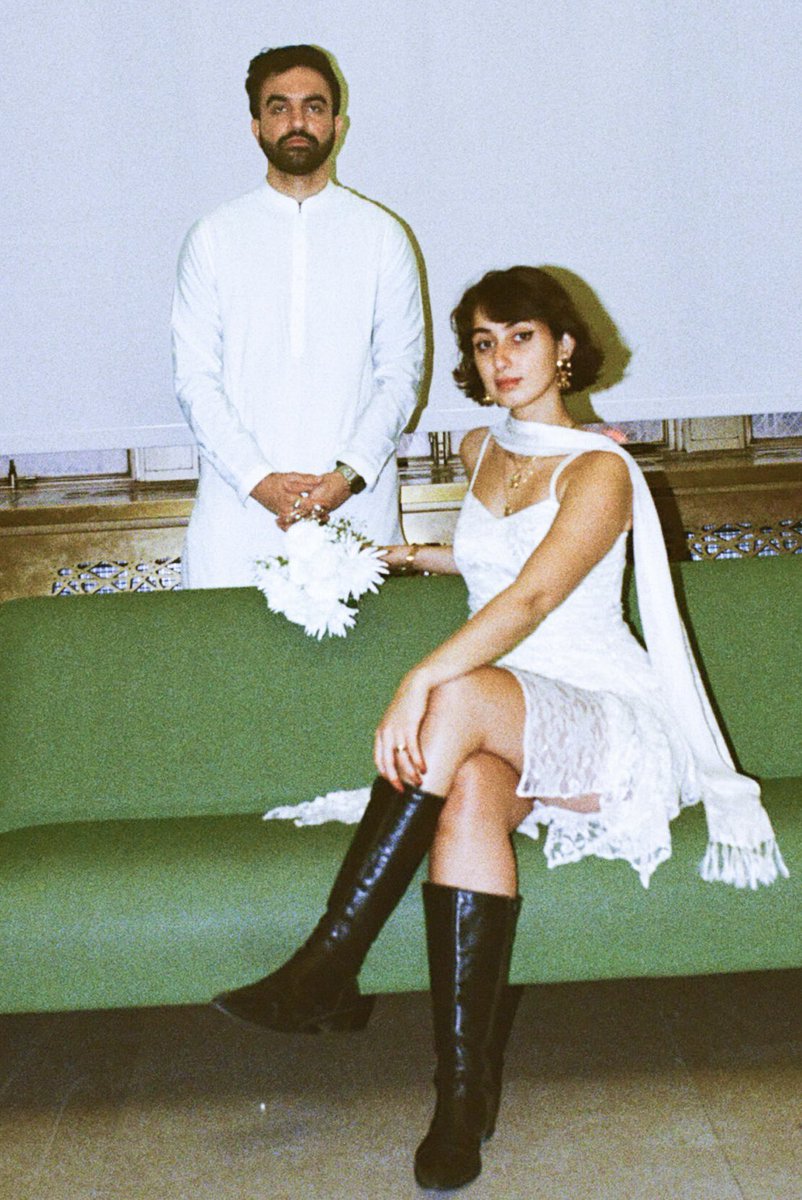 <a href="/celine_pina/">Céline Pina</a> Ah les fameux islamistes qui militent pour les droits des trans, 

qui sont acclamés dans des bars LGBT, 

qui rappent torse-nu pour leur mamie, 

qui épousent des illustratrices turbo-féministes militantes contre… l’islamisme

Un vrai fléau 🤣

(T’es juste raciste Céline 🤡)