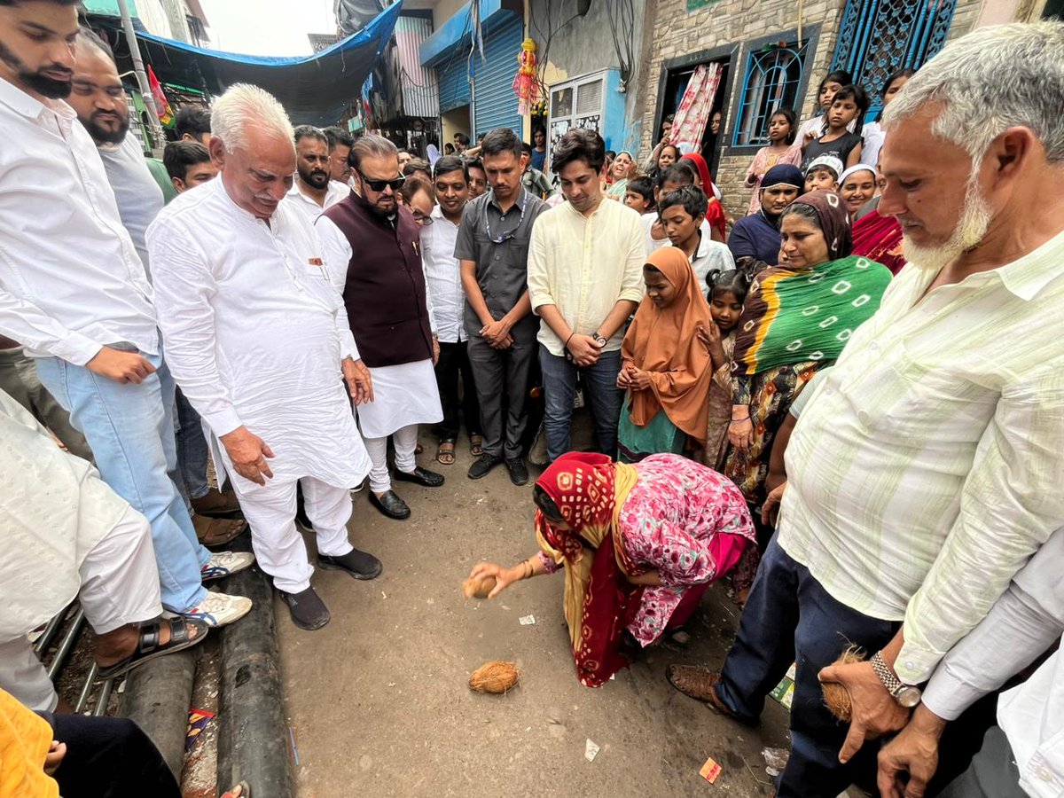 abuasimazmi's tweet image. मेरी विधानसभा मानखुर्द शिवाजी नगर के मंडाला के 5 नंबर और 6 नंबर रोड पर 6 इंच की नई पानी की पाइपलाइन बिछाने के कार्य का शुभारंभ किया।

#MankhurdShivajiNagar #Water #Pipeline #Govandi #Mandala #SamajwadiParty #AbuAsimAzmi