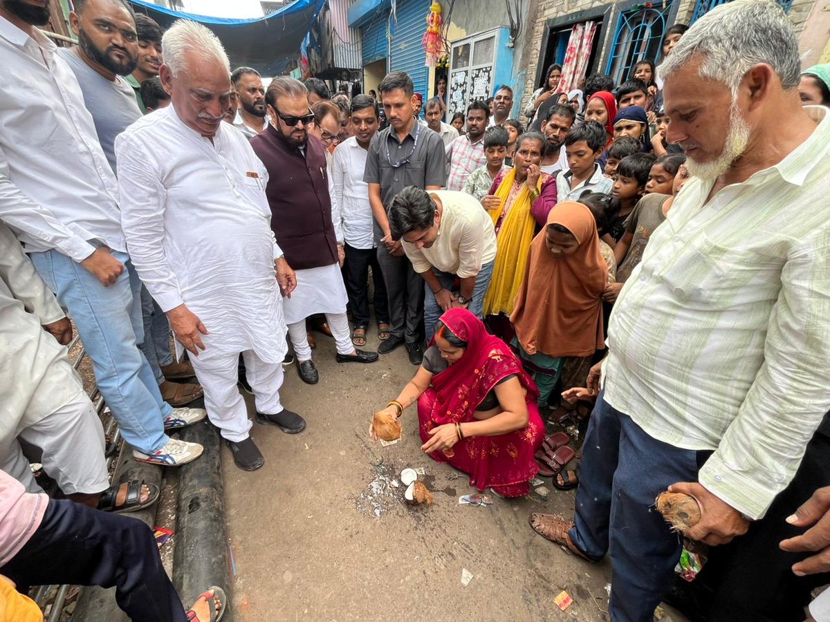 abuasimazmi's tweet image. मेरी विधानसभा मानखुर्द शिवाजी नगर के मंडाला के 5 नंबर और 6 नंबर रोड पर 6 इंच की नई पानी की पाइपलाइन बिछाने के कार्य का शुभारंभ किया।

#MankhurdShivajiNagar #Water #Pipeline #Govandi #Mandala #SamajwadiParty #AbuAsimAzmi