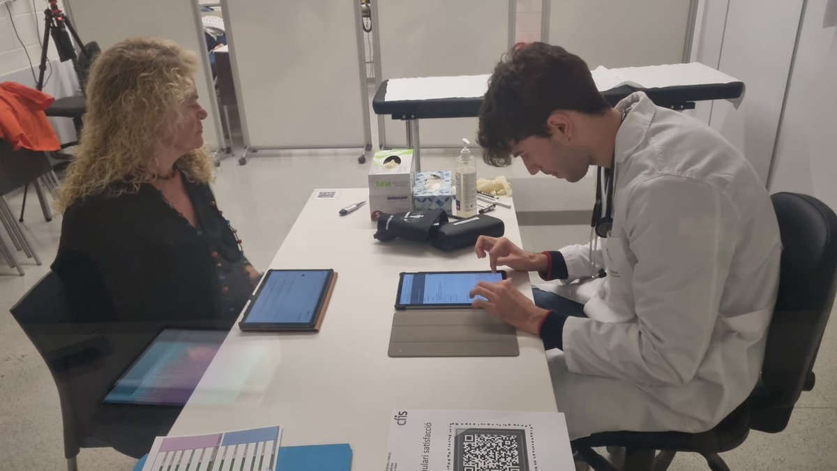 🎬 Seguim amb les activitats amb pacients simulats a Medicina URV! 👩‍⚕👨‍⚕

Continuem amb  noves sessions on més estudiants del Grau de Medicina de la URV viuen  l’experiència d’interactuar amb pacients simulats. 🩺✨

<a href="/universitatURV/">Universitat Rovira i Virgili</a> <a href="/fundacioURV/">Fundació URV</a> <a href="/URVmedicina/">Facultat de Medicina i Ciències de la Salut</a>