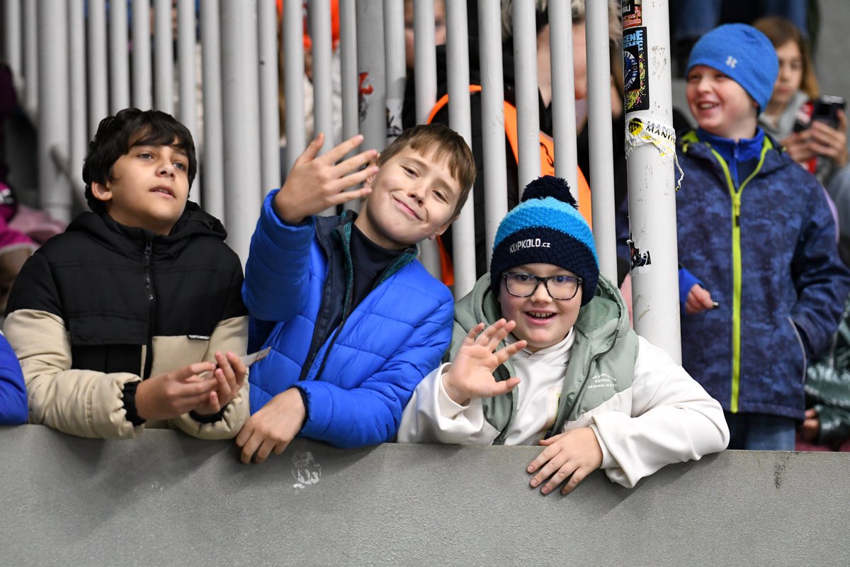 Malými fanoušky zaplněná ČPP Aréna na zápase Extraligy 9. tříd 😎 Naši deváťáci ale po dvaceti minutách s Libercem ztrácí dva góly.

📸: Martin Voltr