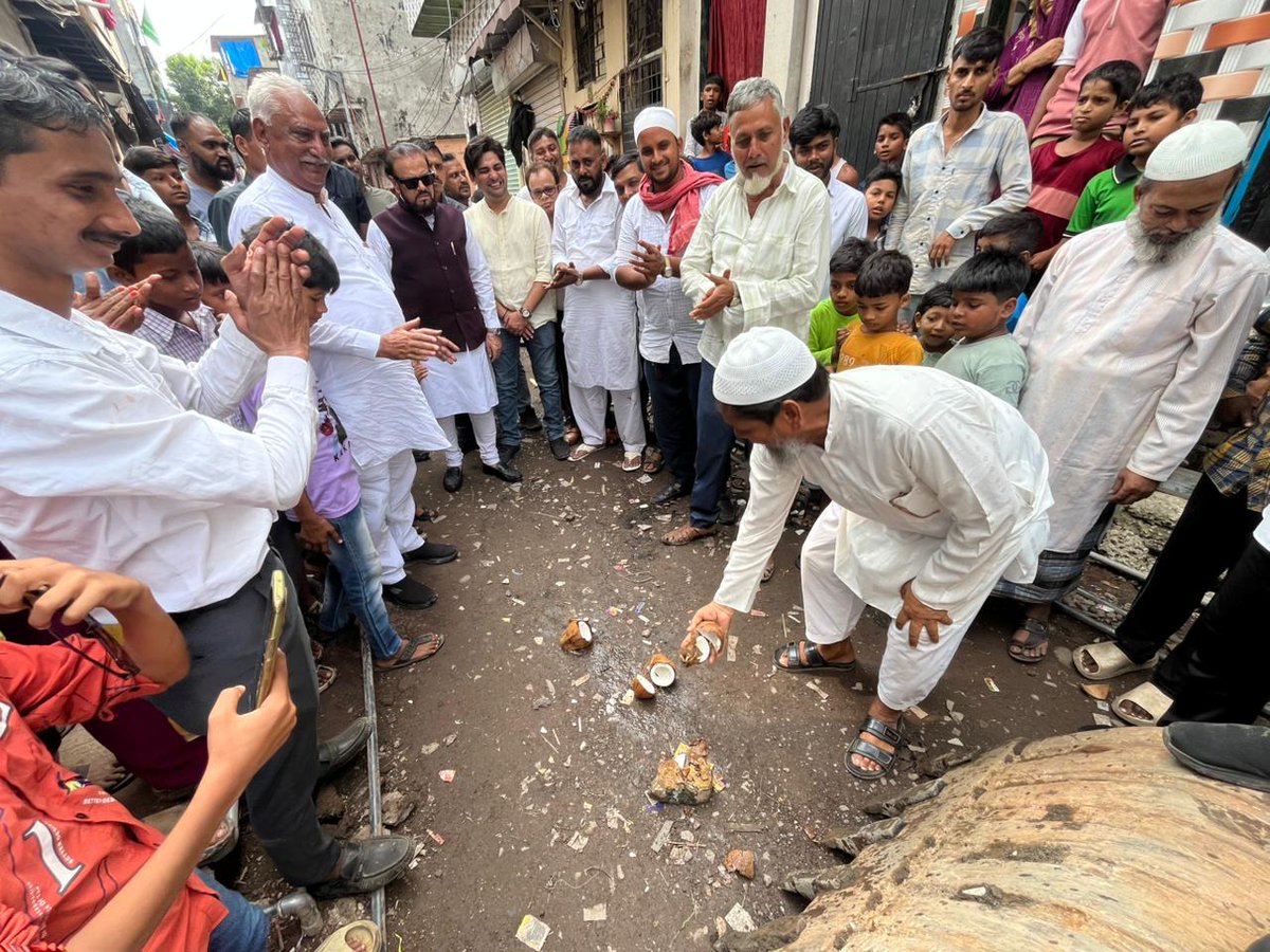 abuasimazmi's tweet image. मेरी विधानसभा मानखुर्द शिवाजी नगर के मंडाला क्षेत्र में मायाक्का मंदिर के पास, नाले के दोनों किनारों पर सड़क निर्माण कार्य का उद्घाटन किया।

#MankhurdShivajinagar #Govandi #Mandala #Road #Development #SamajwadiParty #AbuAsimAzmi