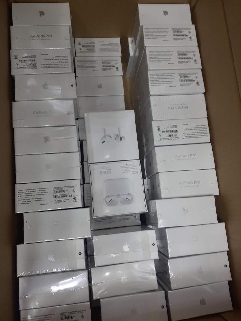 Good morning 🇿🇼

I'm considering giving away AirPods to my loyal supporters and customers.

Follow and repost to stand a chance 🔄

Contact me for iphones, laptops and engines
+971559942594
