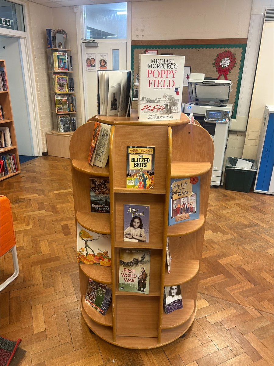 ManorDidcot's tweet image. This week we&apos;ve been exploring #RemembranceDay  at Manor and @GLFSchools
A dedicated group of staff have themed our Junior Library  &amp;amp; we&apos;re proud to share photos of family &amp;amp; community members who serve or have served in the armed forces 🇬🇧❤️ Please share any more with the office