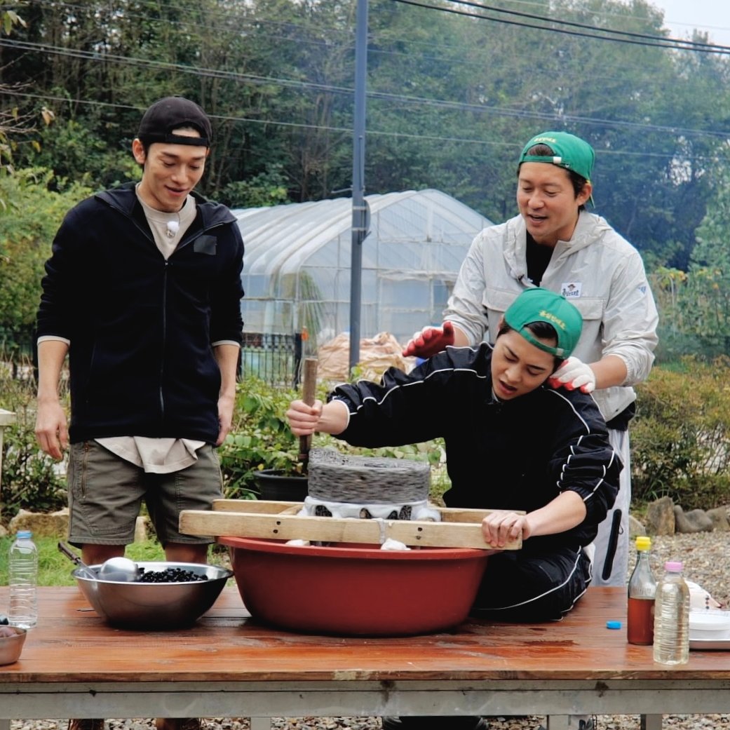 'KNOCK KNOCK!' tweet media