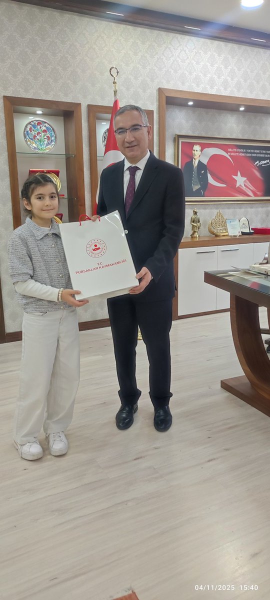 Faik Hızıroğlu İlkokulu mezun öğrencilerinden Zeynep Sena Cevher ile öğretmeni Sevgi Hanım, Kaymakamımız Üzeyir Aziz Özeren'in misafiri oldular. Ziyarette öğrencimiz kendisinin yazmış olduğu kitabı Sayın Kaymakamımıza hediye etti.