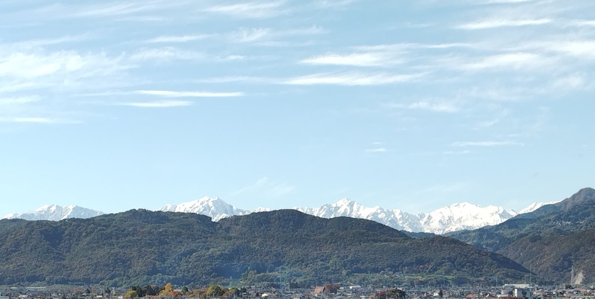 min_2463's tweet image. 西も東も山が白くなってる。もうすぐ冬が来る。
#昨日の空