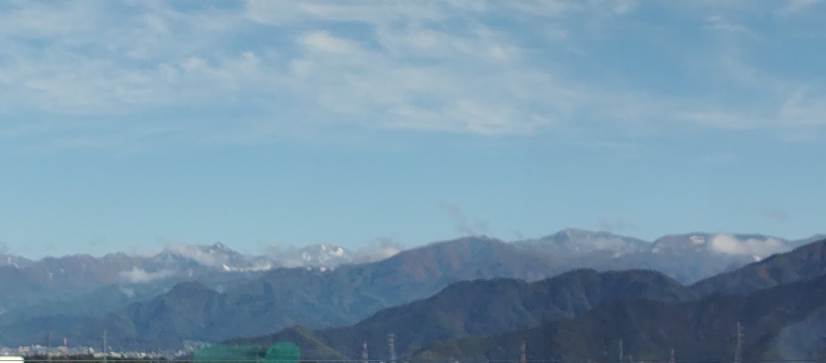 min_2463's tweet image. 西も東も山が白くなってる。もうすぐ冬が来る。
#昨日の空
