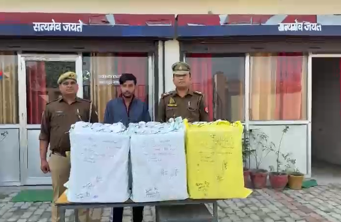 awazhindustaan's tweet image. #BREAKING लखीमपुर खीरी : पुलिस ने ढखेरवा चौराहे से एक युवक को गिरफ्तार, 8 पेटी में 1133 शीशी कोडिन सिरप बरामद। एक आरोपी फरार, जाँच जारी। #LakhimpurKheri #CodeineSyrup @kheripolice #AawazHindustanKi