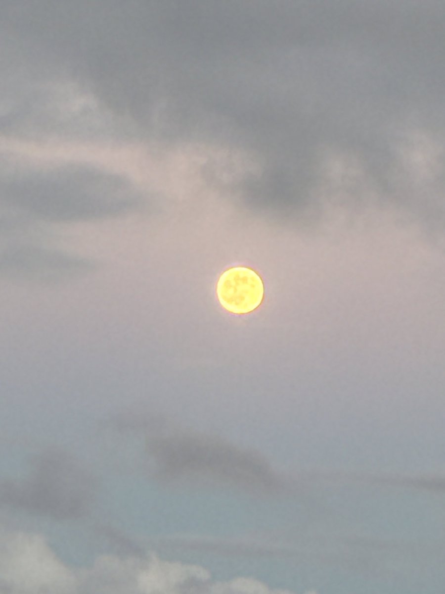 雲があってもしっかり見えるスーパームーン@与那国島