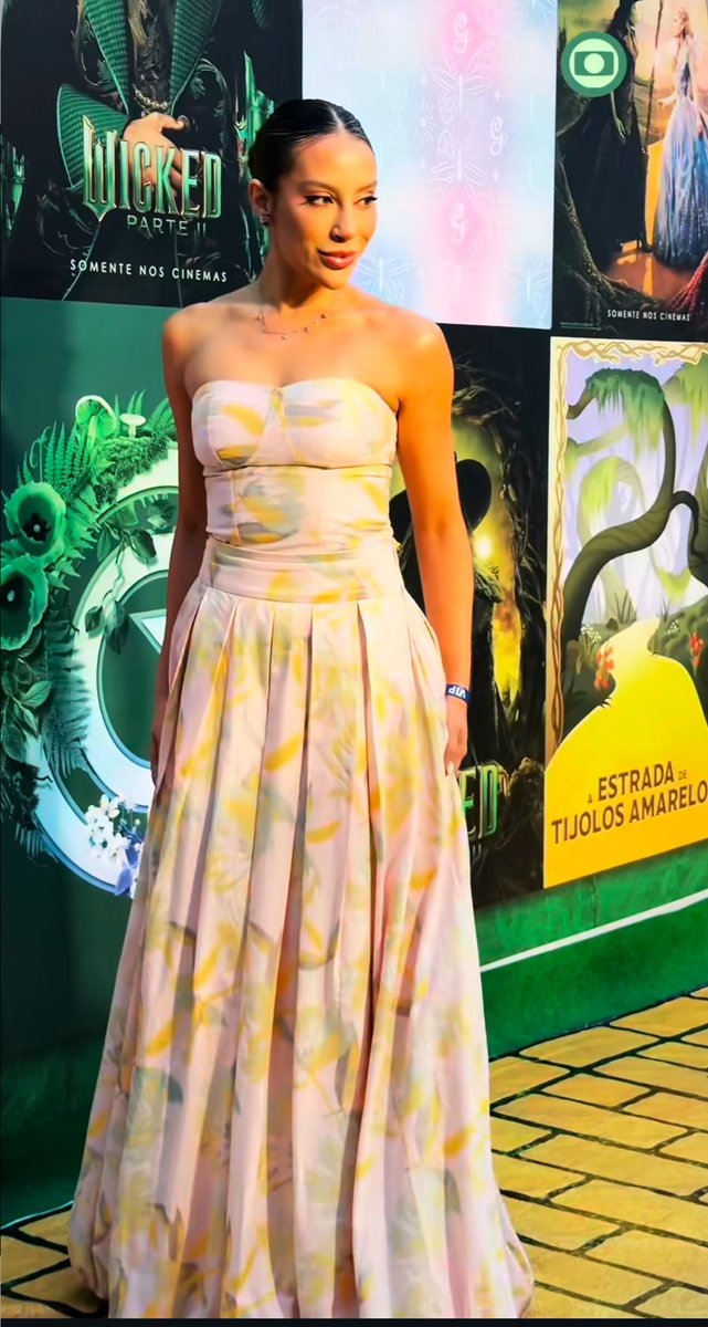 Bom dia! 
Renata estava deslumbrante, puro luxo! ✨
Brilhou como sempre… nossa  Glinda! 💖👑