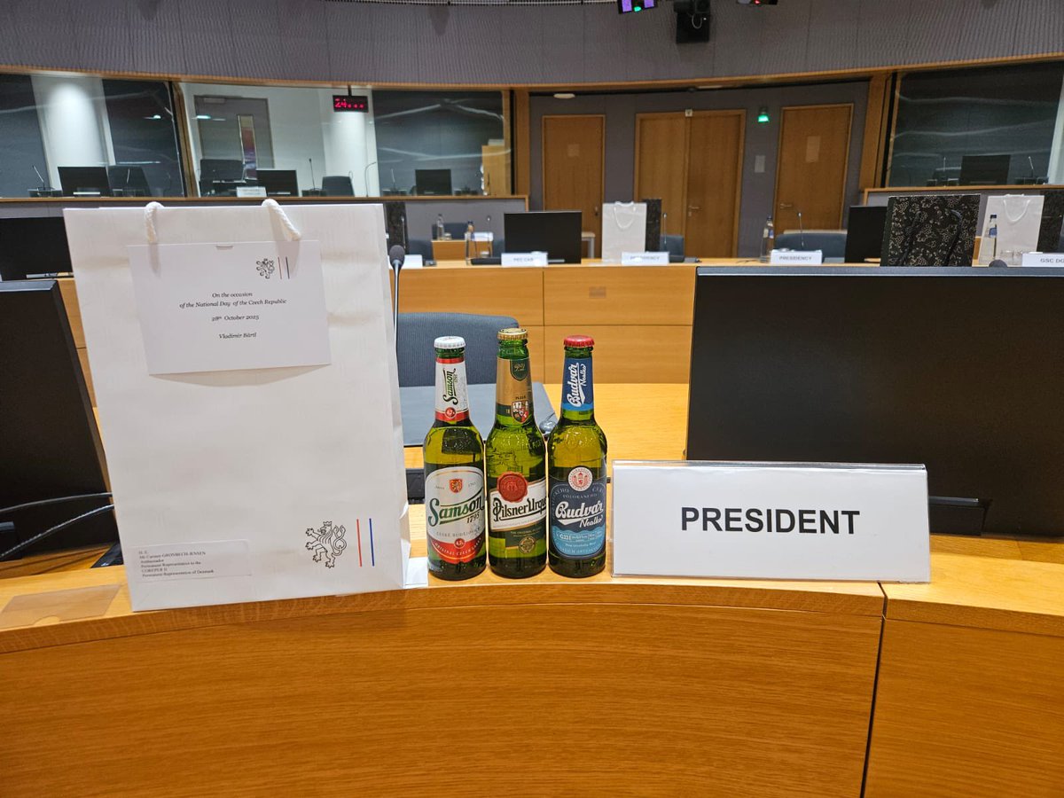 CZtoEU_Brussels's tweet image. 🎁 Dárky na Coreperu? 🧐

Ano! Když členský stát slaví svůj národní svátek, je milým zvykem obdarovat kolegy něčím typickým. Česko tak dnes na Coreperu potěšilo své protějšky 🇨🇿 pivem, které věnoval @CSPS_reditel. Děkujeme za podporu a přejeme: na zdraví! 🍻

Velvyslanec…