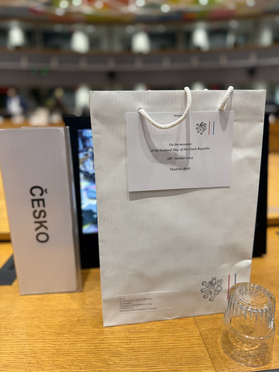 CZtoEU_Brussels's tweet image. 🎁 Dárky na Coreperu? 🧐

Ano! Když členský stát slaví svůj národní svátek, je milým zvykem obdarovat kolegy něčím typickým. Česko tak dnes na Coreperu potěšilo své protějšky 🇨🇿 pivem, které věnoval @CSPS_reditel. Děkujeme za podporu a přejeme: na zdraví! 🍻

Velvyslanec…
